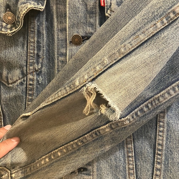 Vintage early to mid 70s Levi’s/Ford denim trucker jacket,with natural distress - Picture 6 of 14